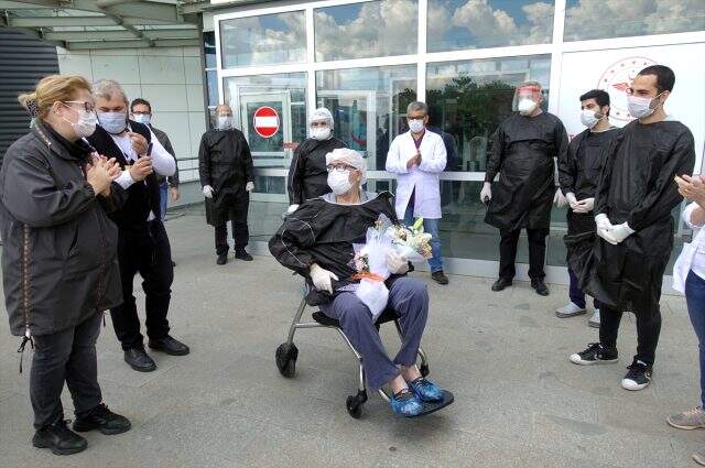Koronavirüsü yenen Belediye Başkan Yardımcısı Mehmet Gider, alkışlarla taburcu oldu Koronavirüsü yenen Belediye Başkan Yardımcısı Mehmet Gider, alkışlarla taburcu oldu