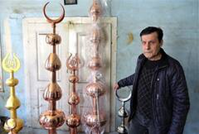 72 yaşındaki usta, her gün cami alemi yaparak genç kalıyor