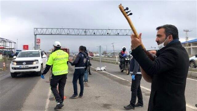 Halk Ozanı Arif Gülcani, nöbet tutan polislere saz çalıp şarkı söyleyerek teşekkür etti