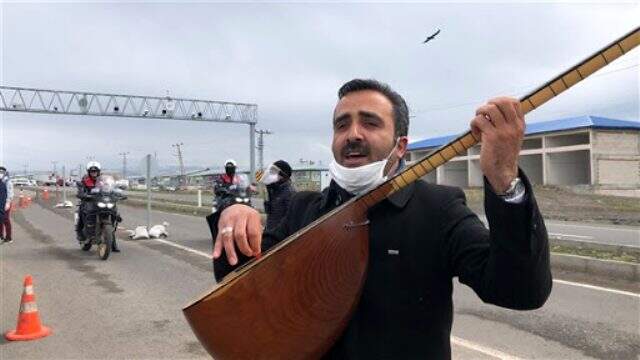 Halk Ozanı Arif Gülcani, nöbet tutan polislere saz çalıp şarkı söyleyerek teşekkür etti