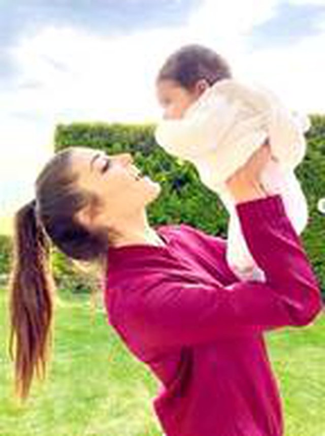  <a class='keyword-sd' href='/hande-ercel/' title='Hande Erçel'>Hande Erçel</a>'den Mavi'li paylaşım... Teyze aşkı
