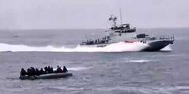 Aksiyon filmlerini aratmayan anlar! Türk botu, Yunan botunu böyle kovaladı