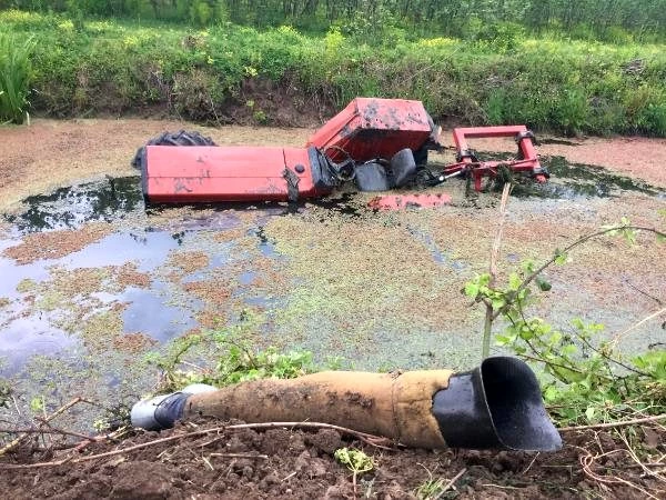 Komşusunun tarlasını süren sağlık çalışanı, traktörün su kanalına devrilmesi sonucu hayatını kaybetti