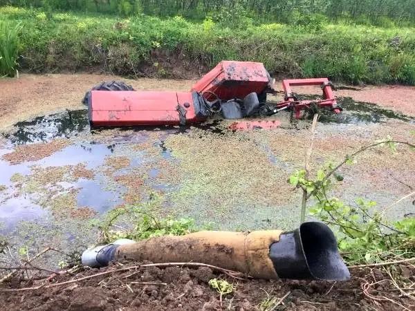 Komşusunun tarlasını süren sağlık çalışanı, traktörün su kanalına devrilmesi sonucu hayatını kaybetti