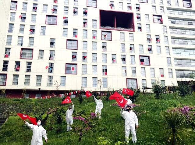 Tanzanya'dan dönen Türk vatandaşı, karantinada kaldığı yurtta pideyle iftar verdi Tanzanya'dan dönen Türk vatandaşı, karantinada kaldığı yurtta pideyle iftar verdi