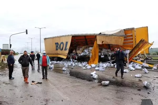 Tır ile çarpışan kamyonda sıkışan sürücü, hayatını kaybetti