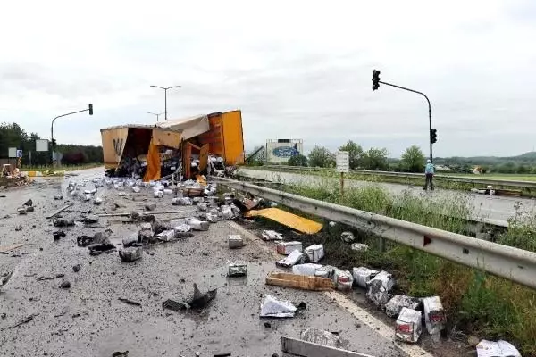 Tır ile çarpışan kamyonda sıkışan sürücü, hayatını kaybetti