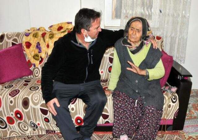 Evden kovulduğunu iddia eden 91'lik ninenin oğlu: Başımızın üzerinde yeri var Evden kovulduğunu iddia eden 91'lik ninenin oğlu: Başımızın üzerinde yeri var