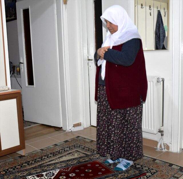 Kırıkkale'de din görevlisi, kurduğu ses sistemiyle komşularına evlerinde teravih namazı kıldırıyor Kırıkkale'de din görevlisi, kurduğu ses sistemiyle komşularına evlerinde teravih namazı kıldırıyor