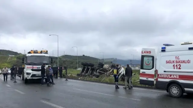 Mıcır yüklü kamyon devrildi, sürücüsü sıkışarak can verdi