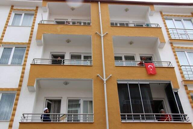 Sosyal mesafeyi koruyan vatandaşlar, mukabele geleneğini balkonlardan sürdürüyor Sosyal mesafeyi koruyan vatandaşlar, mukabele geleneğini balkonlardan sürdürüyor