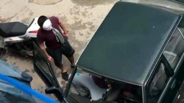 Yasağa rağmen sokağa çıkan genç, tanınmamak için maskeyle gezdi