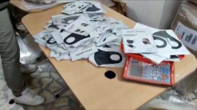 Avrupa'ya yastık arasında 87 bin maske göndermeye çalışan iki şüpheli yakalandı Avrupa'ya yastık arasında 87 bin maske göndermeye çalışan iki şüpheli yakalandı