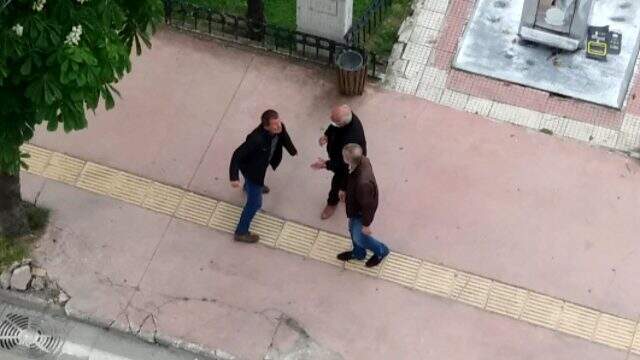 Gündüz vakti alkol alan şahıs yoldan geçenlere saldırdı Gündüz vakti alkol alan şahıs yoldan geçenlere saldırdı