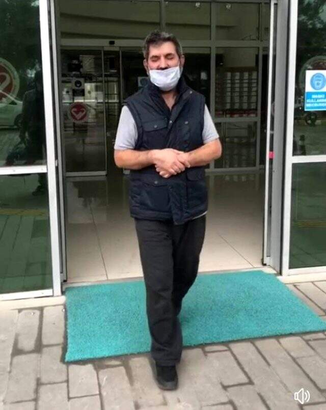 Korona tedavisi gördüğü hastane odasında oğlunun baktığı baba, taburcu oldu Korona tedavisi gördüğü hastane odasında oğlunun baktığı baba, taburcu oldu