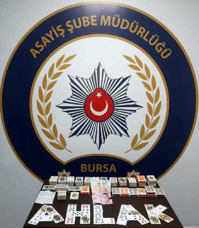 Kumar baskınında yakalanmamak isteyen şahıs, ağaca çıktı Kumar baskınında yakalanmamak isteyen şahıs, ağaca çıktı