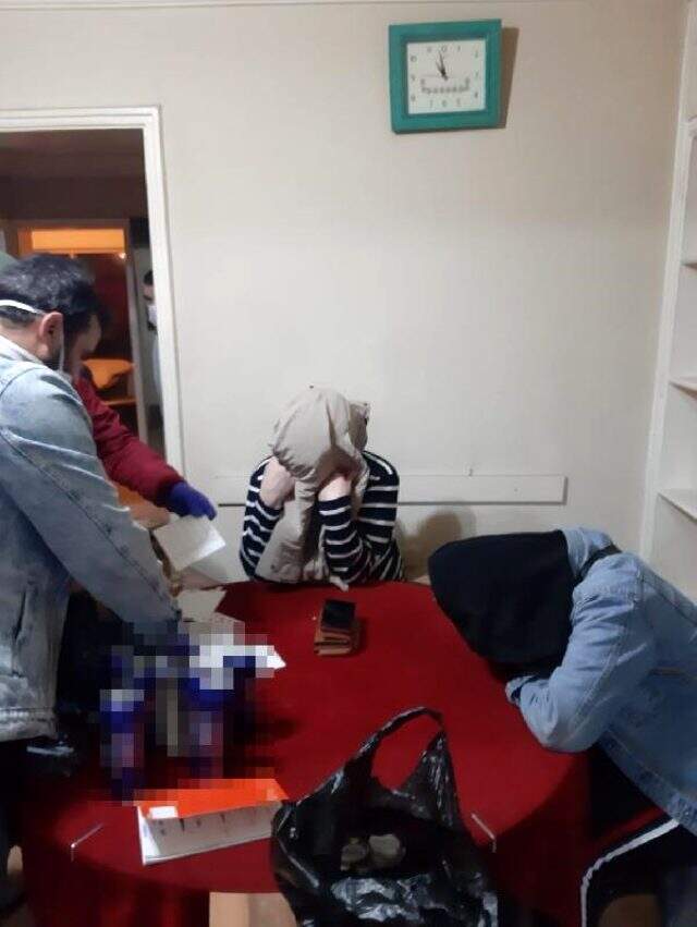 Kumar baskınında yakalanmamak isteyen şahıs, ağaca çıktı Kumar baskınında yakalanmamak isteyen şahıs, ağaca çıktı