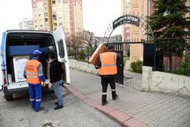 Sanatçı Haluk Levent'in çağrısıyla gecekonduda yaşayan Ülker teyze, yeni evine kavuştu