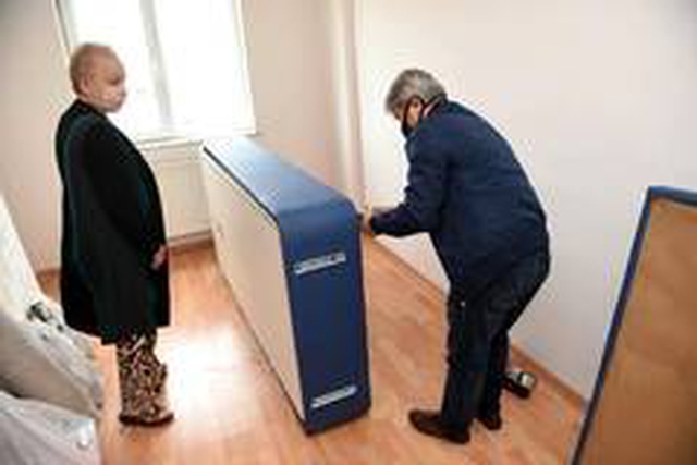 Sanatçı Haluk Levent'in çağrısıyla gecekonduda yaşayan Ülker teyze, yeni evine kavuştu