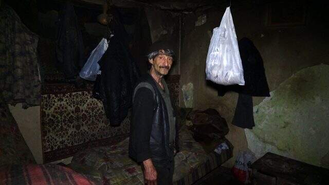Yaşlı adam, görenlerin içini acıtan virane evinde yardım bekliyor Yaşlı adam, görenlerin içini acıtan virane evinde yardım bekliyor