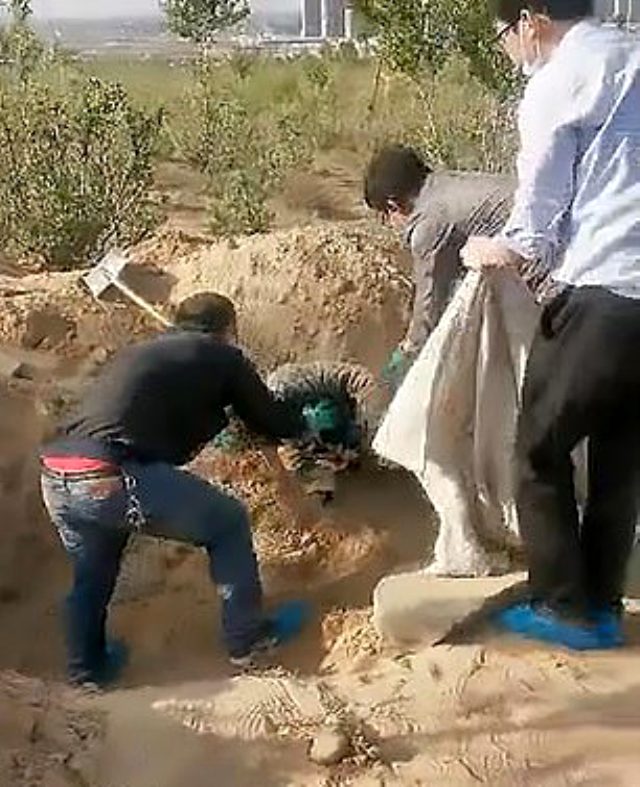 Çin'de bir adam engelli annesini diri diri gömdü, kadın 3 gün sonra kurtarıldı