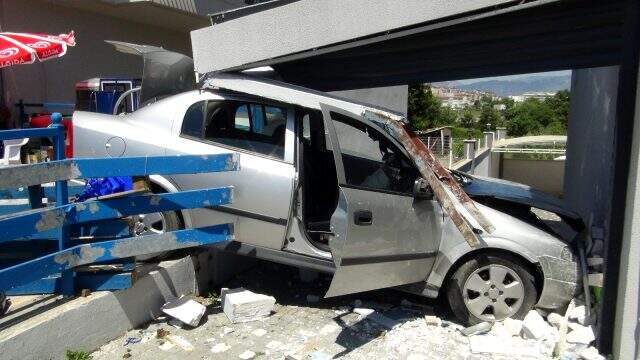 Ortalığı savaş alanına çeviren kaza! Kontrolden çıkan otomobil markete daldı Ortalığı savaş alanına çeviren kaza! Kontrolden çıkan otomobil markete daldı
