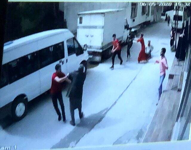 Yevmiye için taşlı sopalı meydan muharebesi! 4 kişi bıçaklandı Yevmiye için taşlı sopalı meydan muharebesi! 4 kişi bıçaklandı