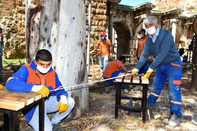 Antalya'da sosyal mesafeye uyumlu olması için bankların ortaları kesildi Antalya'da sosyal mesafeye uyumlu olması için bankların ortaları kesildi