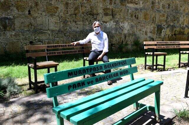 Antalya'da sosyal mesafeye uyumlu olması için bankların ortaları kesildi Antalya'da sosyal mesafeye uyumlu olması için bankların ortaları kesildi