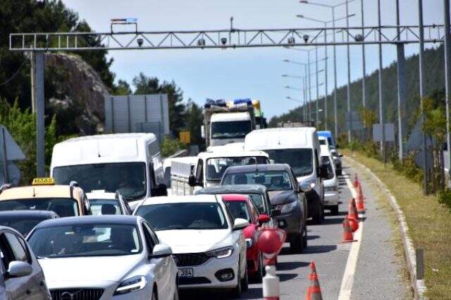 Kısıtlamanın kaldırılması fırsat bilen vatandaşlar, Muğla girişinde 4 kilometrelik kuyruk oluşturdu Kısıtlamanın kaldırılması fırsat bilen vatandaşlar, Muğla girişinde 4 kilometrelik kuyruk oluşturdu