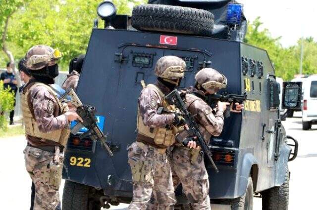 'Komando dede' olarak tanınan emekli öğretmen, havaya ateş açıp polise direndi 'Komando dede' olarak tanınan emekli öğretmen, havaya ateş açıp polise direndi
