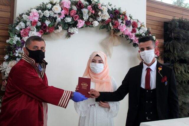 Koronavirüs nedeniyle sokağa çıkma yasağına takılan 19 yaşındaki gelin, özel izinle evlendi