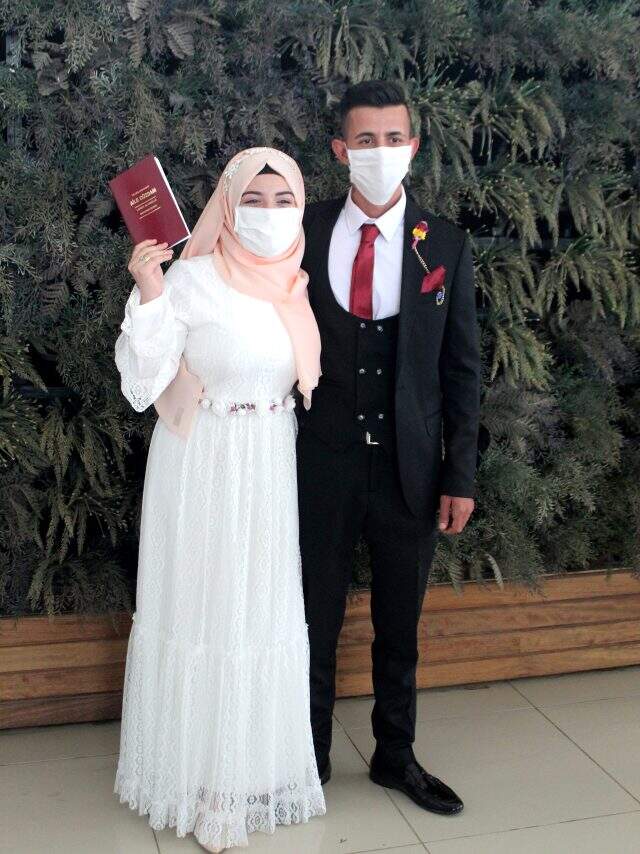 Koronavirüs nedeniyle sokağa çıkma yasağına takılan 19 yaşındaki gelin, özel izinle evlendi