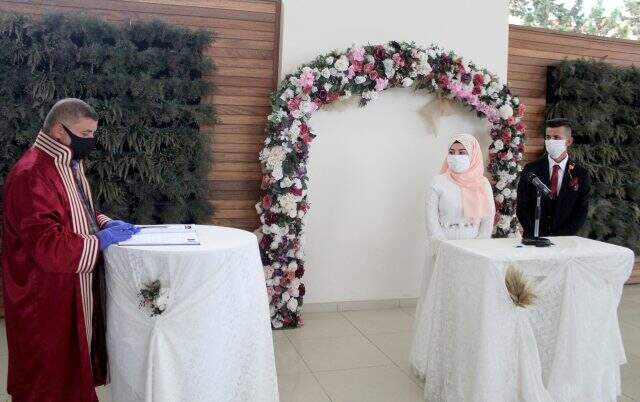 Koronavirüs nedeniyle sokağa çıkma yasağına takılan 19 yaşındaki gelin, özel izinle evlendi