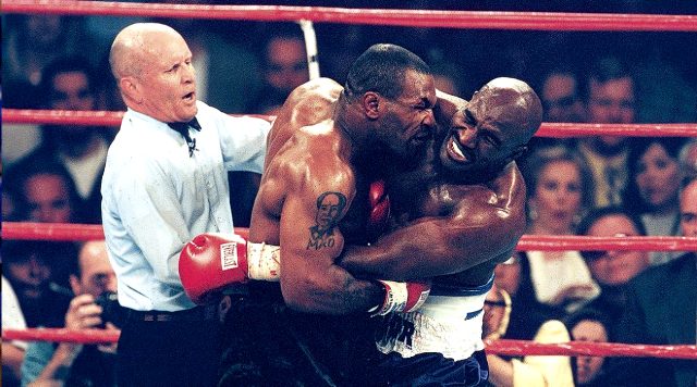 Mike Tyson'ın kulağını ısırdığı boksör Evander Holyfield, boksa geri dönüyor