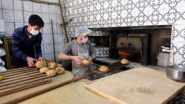 Vanlı fırıncı 'Kovid-19' şeklinde ekmek üretip tezgaha dizdi Vanlı fırıncı 'Kovid-19' şeklinde ekmek üretip tezgaha dizdi