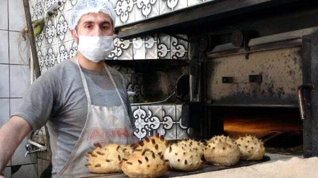 Vanlı fırıncı 'Kovid-19' şeklinde ekmek üretip tezgaha dizdi Vanlı fırıncı 'Kovid-19' şeklinde ekmek üretip tezgaha dizdi