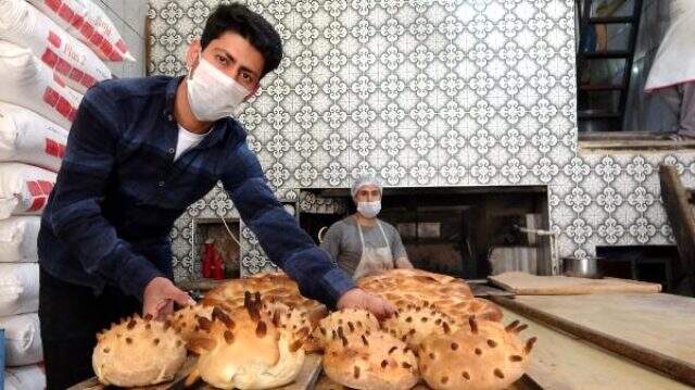 Vanlı fırıncı 'Kovid-19' şeklinde ekmek üretip tezgaha dizdi Vanlı fırıncı 'Kovid-19' şeklinde ekmek üretip tezgaha dizdi
