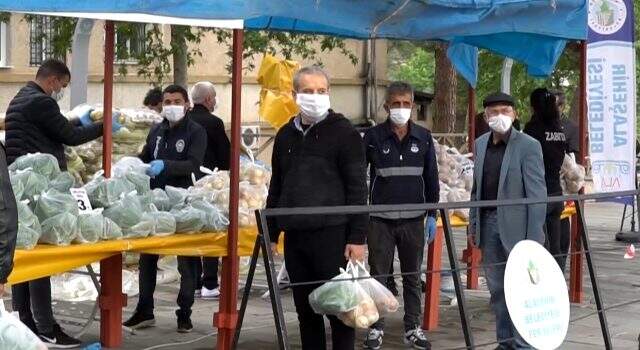 50 ton meyve ve sebze yarı fiyatına satıldı! Belediyenin tanzim satışına yoğun ilgi 50 ton meyve ve sebze yarı fiyatına satıldı! Belediyenin tanzim satışına yoğun ilgi