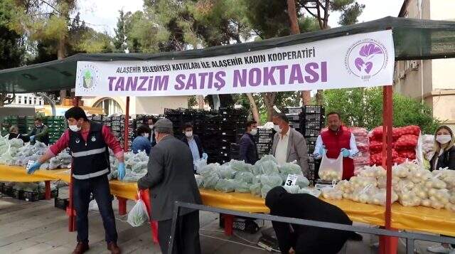 50 ton meyve ve sebze yarı fiyatına satıldı! Belediyenin tanzim satışına yoğun ilgi 50 ton meyve ve sebze yarı fiyatına satıldı! Belediyenin tanzim satışına yoğun ilgi