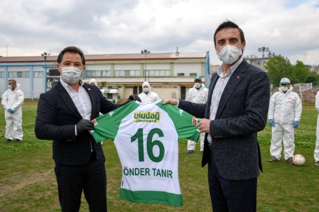 Bursaspor'un şampiyon kadrosunun isimleriyle dezenfekte çalışması yapan personele forma hediye edildi