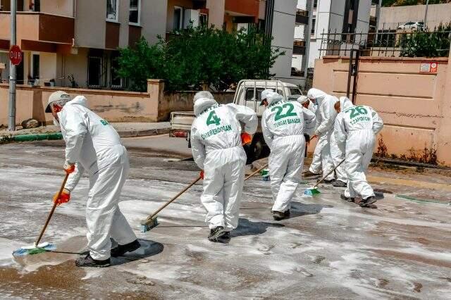 Bursaspor'un şampiyon kadrosunun isimleriyle dezenfekte çalışması yapan personele forma hediye edildi