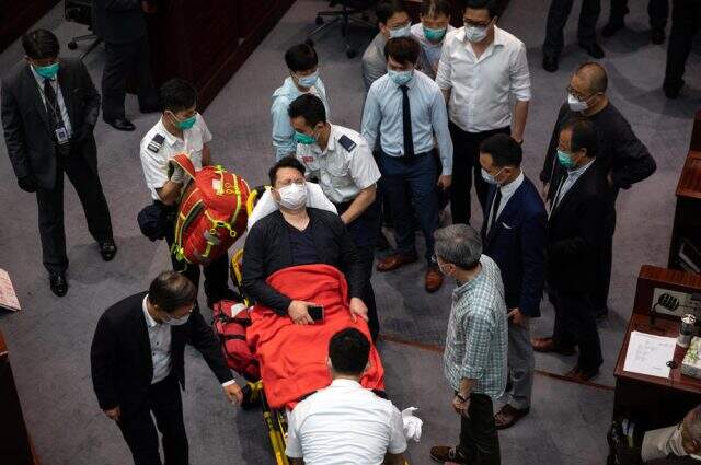Hong Kong parlamentosu oturumu yönetme tartışması meydan kavgasına dönüştü Hong Kong parlamentosu oturumu yönetme tartışması meydan kavgasına dönüştü