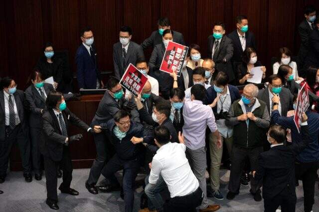 Hong Kong parlamentosu oturumu yönetme tartışması meydan kavgasına dönüştü Hong Kong parlamentosu oturumu yönetme tartışması meydan kavgasına dönüştü