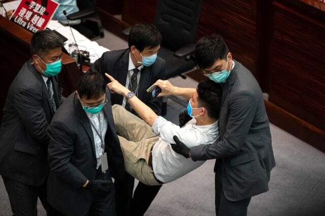 Hong Kong parlamentosu oturumu yönetme tartışması meydan kavgasına dönüştü Hong Kong parlamentosu oturumu yönetme tartışması meydan kavgasına dönüştü
