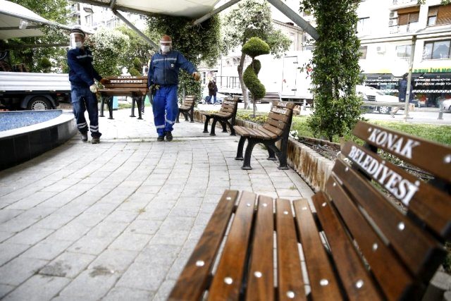 İzmir'de pazar günü sokağa çıkacak 65 yaş üstü vatandaşlar için tek kişilik banklar yerleştiriliyor