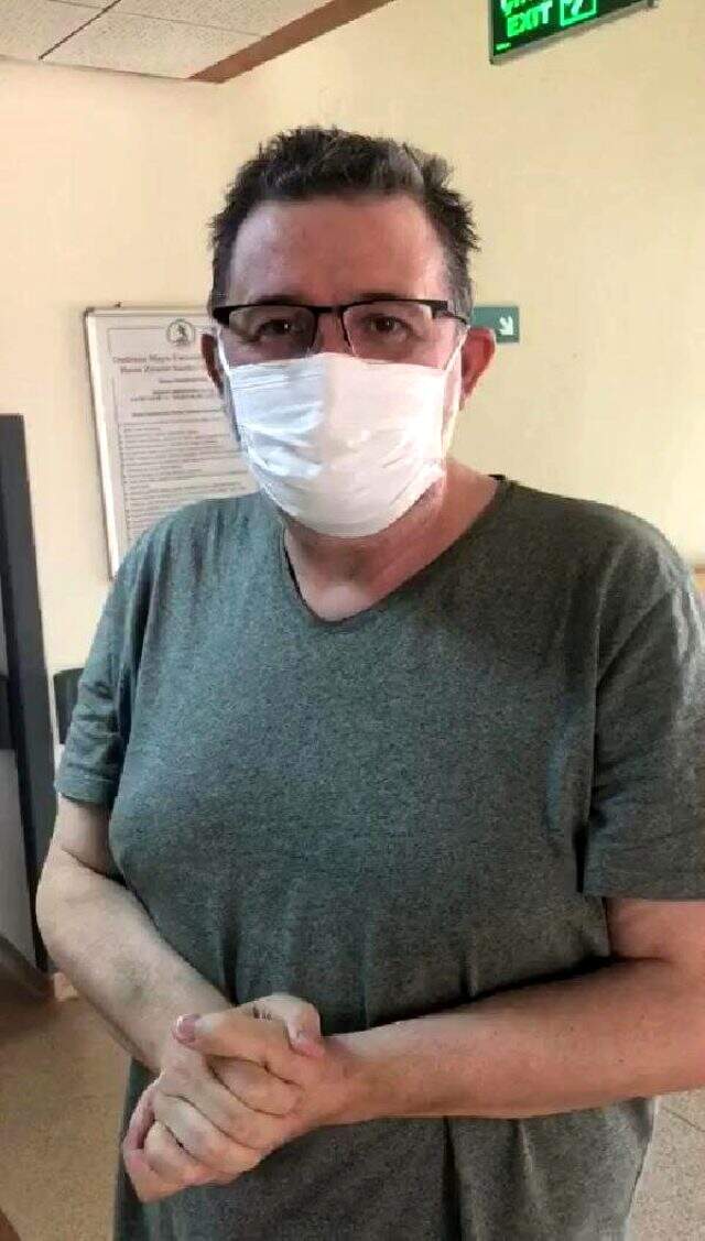 Koronavirüsü yenen doktor, meslektaşlarının alkışı eşliğinde hastaneden taburcu edildi