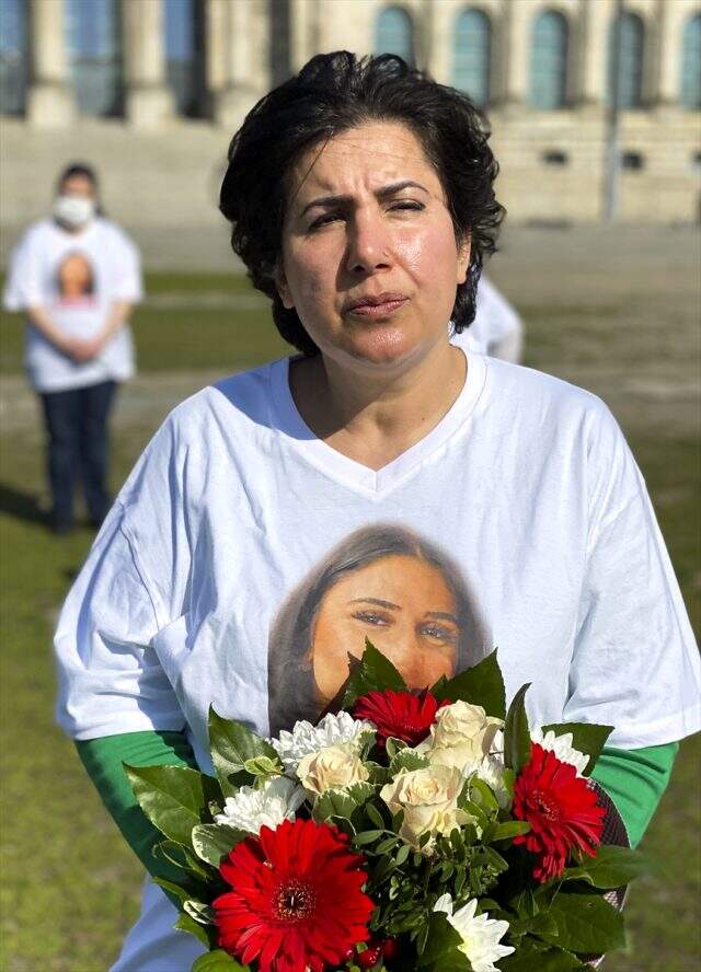 PKK tarafından kızı kaçırılan Maide T. Alman Meclisi önündeki eylemini sürdürüyor PKK tarafından kızı kaçırılan Maide T. Alman Meclisi önündeki eylemini sürdürüyor