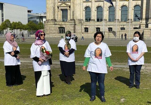 PKK tarafından kızı kaçırılan Maide T. Alman Meclisi önündeki eylemini sürdürüyor PKK tarafından kızı kaçırılan Maide T. Alman Meclisi önündeki eylemini sürdürüyor
