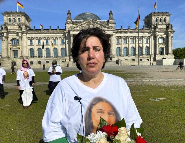 PKK tarafından kızı kaçırılan Maide T. Alman Meclisi önündeki eylemini sürdürüyor PKK tarafından kızı kaçırılan Maide T. Alman Meclisi önündeki eylemini sürdürüyor